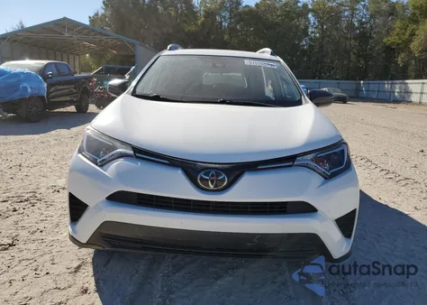 2018 Toyota Rav4 Le z USA, uszkodzony, nr VIN JTMZFREV0JJ735703
